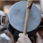 Manifestation de casserole pour accueillir le préfet