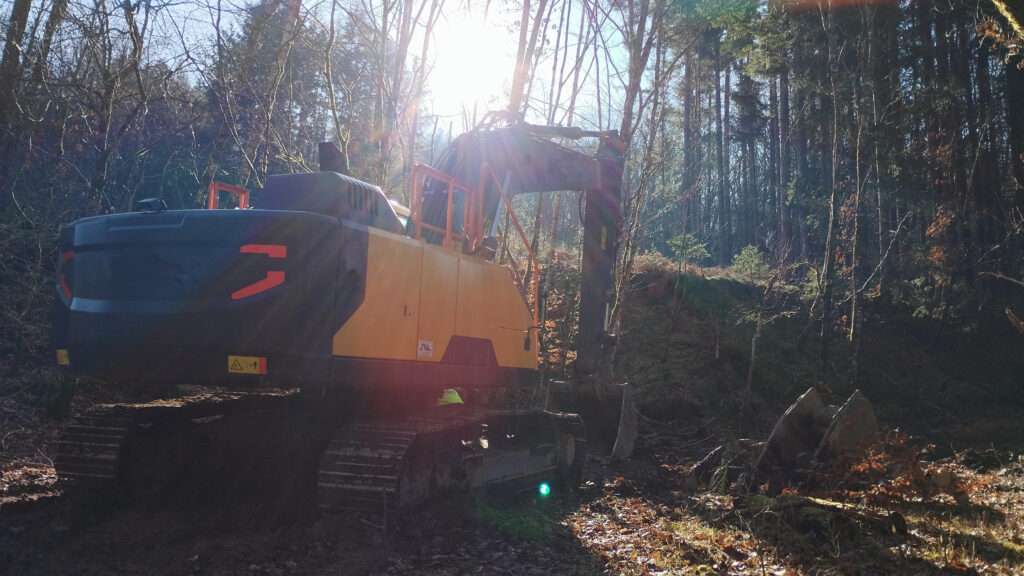 Tractopelle dans une forêt